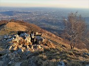 57 In discesa con vista panoramica sulle colline e la pianura